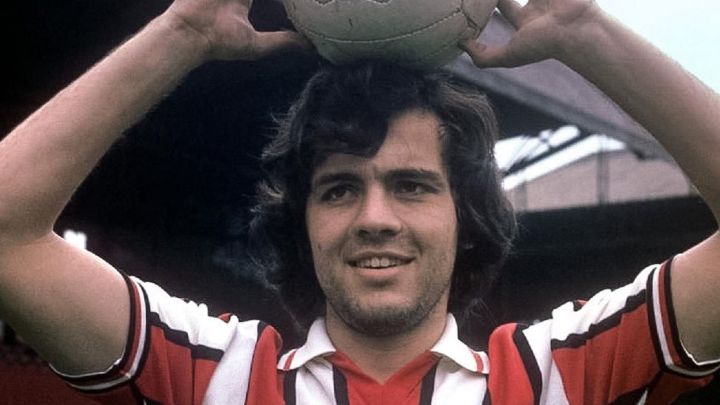 08/12/2020 murió Alejandro Sabella.
Futbolista y entrenador. De los pocos tipos en el futbol con el que todo el mundo coincide en hablar bien.
Un trabajador, un distinto que desde el respeto logró todo.
Nos dejó hace 5 años con solo 66 y una carrera única, inigualable.
Genio.