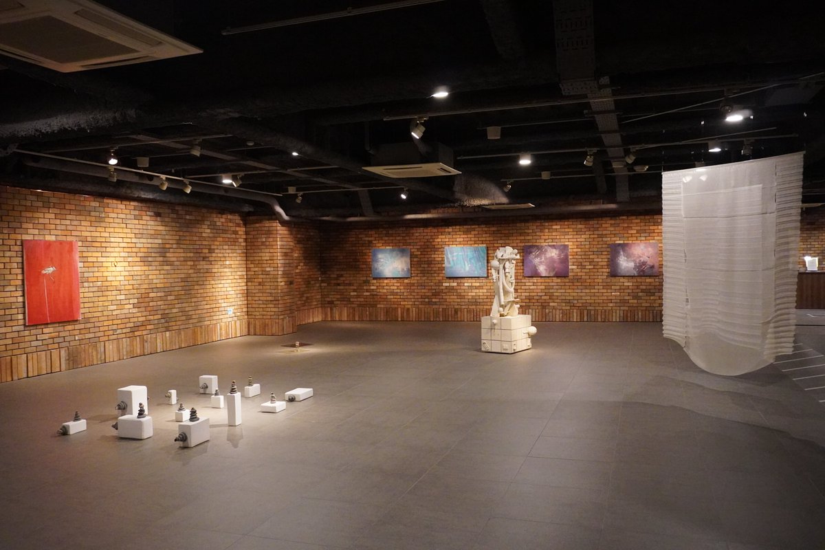 artfactory_j's tweet photo. 開催中「35憶年間私たちは死んでいない」の
1F美術倉庫の展示作品をご紹介！
本日12/7(日)は、アーティストトークと
オープニングパーティーも行われます。 
 
2025年12月5日（金）～12月14日（日）
会期中無休 11:00～17:00（最終入館は16:30）入館無料 #ARTFACTORY城南島　東京都大田区城南島2-4-10 https://t.co/YTtEO3fRRG