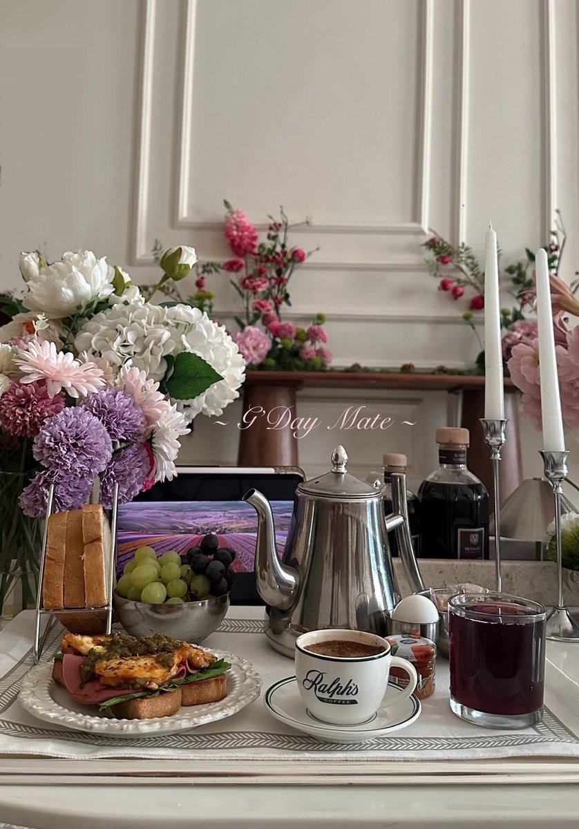 في أعماق كلّ روح،
ثروة لا يراها غير الله🤍
أشياء تُنقذنا من السقوط دون أن يلحظ أحد،
وتُشعل النور في أكثر اللحظات عتمة.
ننجو بالسكينة،
ونُولد من جديد بكلمة صادقة،
ونحيا لأن في داخلنا ما يستحق الحياة.
فالنعَم التي لا تُلمَس…
هي التي ترمم ما لا يُرى🕊️

#صباح_الخير