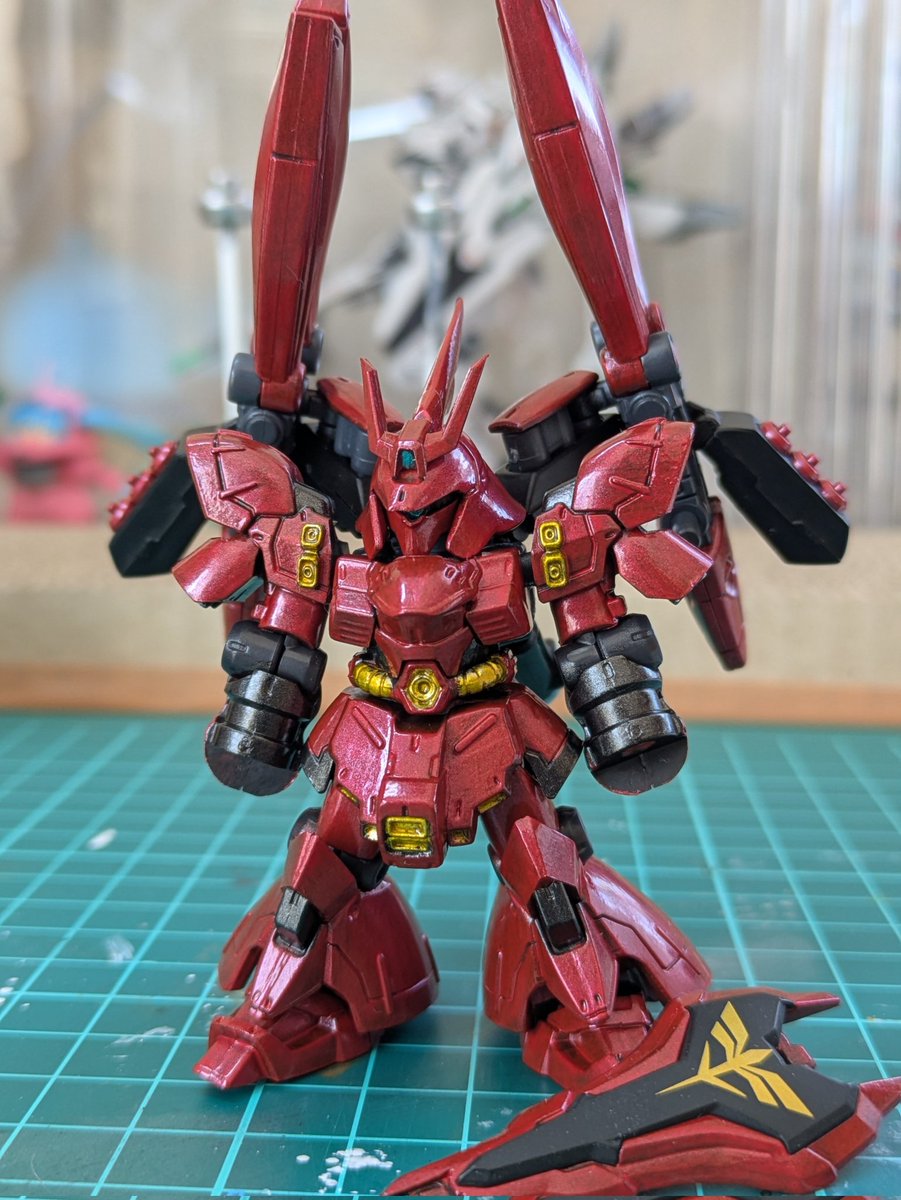 メタリックカラーでサザビー塗って、墨入れとかデカールまだだけど我慢