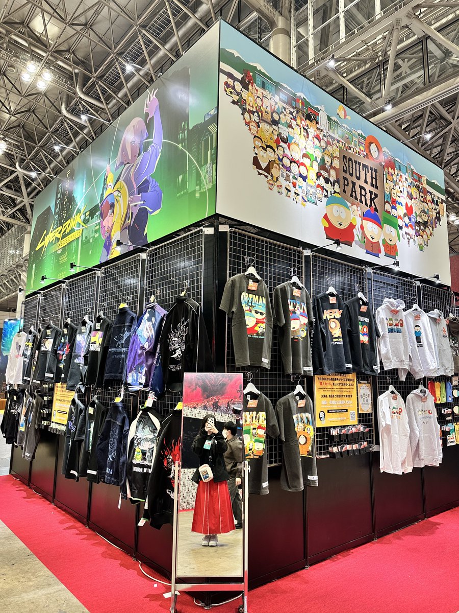 #東京コミコン2025 🗼

ポスター買うなら5本以上~~🎶

コミコンオフィシャルブックを販売している毎日大人気のSCREENブース🎬

豆魚雷さんのTシャツタワー👕
(アグリーセーター欲しい)

皆大好きSOUTH PARK📺🇺🇸

#東京コミコン #tokyocomiccon