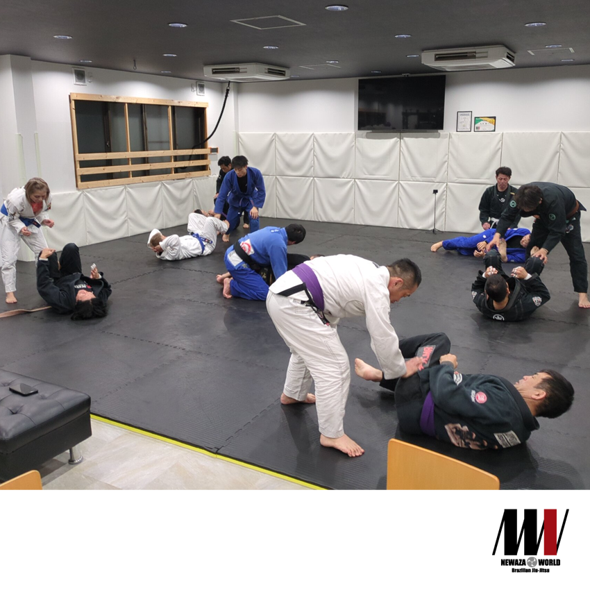 NewazaWorld's tweet photo. 2025/11/28(金)大賀幹夫出張セミナー@宇治BJJ
#柔術上達論 #大賀幹夫 #MikioOga #ねわざワールド
#newazaworld #大賀道場 #jiujitsu #柔術 #ブラジリアン柔術 #bjj #brazillianjiujitsu #mma #nogi #grappling #グラップリング #格闘技 #総合格闘技 https://t.co/GVuyk8Zorx