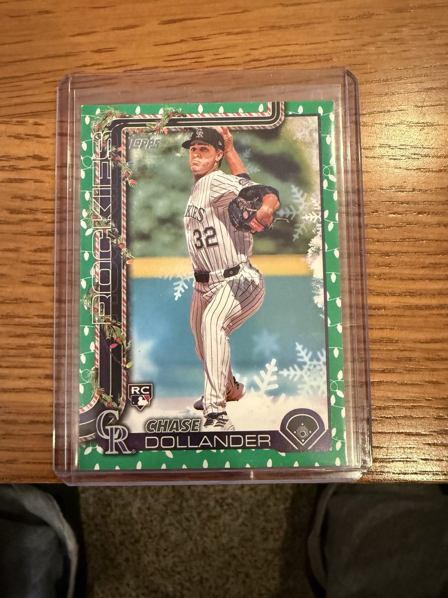RYNO2427's tweet photo. Has anyone pulled one of these out of a topps holiday pack 5/5 i cant find anything? @CardPurchaser https://t.co/3WBR5H8emN