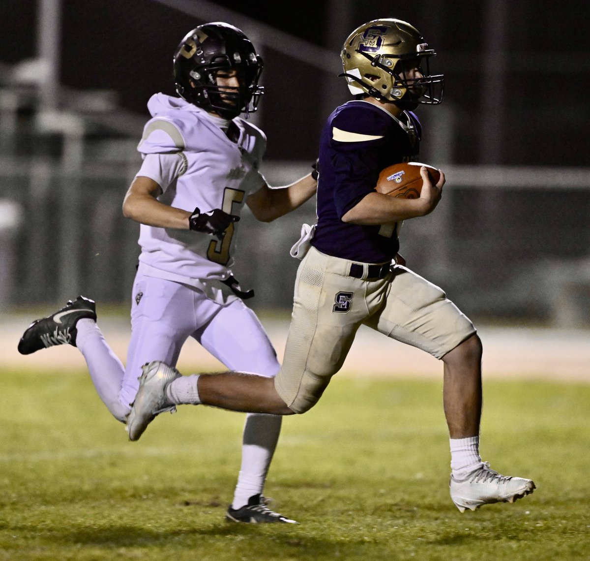 photowkb's tweet photo. South El Monte Eagles lead the Santee Falcons 28-0 in the 2nd quarter during a CIF State Division 7-AA Championship football game at South El Monte High School in South El Monte. @CifStateFball #cifstate #South El Monte #santee #football @NikonUSA #nikon @InsideSoCalSpts https://t.co/SpJVdYUh6W