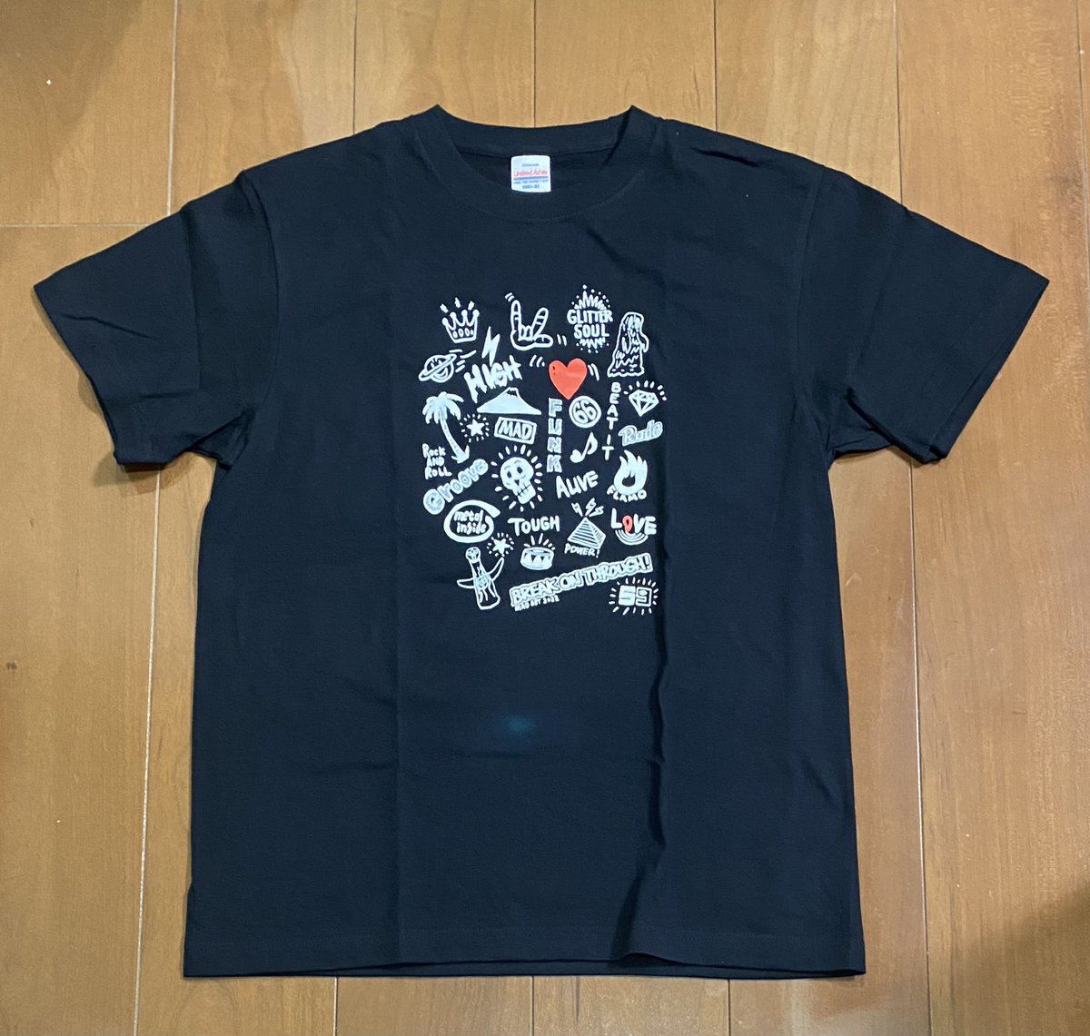 #ThaPinoNoir 戦利品

💫#ThaRoseNoir 囲みショット
MADさん、CANDYさんにサインして貰いました
💫Tシャツ #MADART2022 

因みに #ThaPinoNoir は、MAD大内とCANDYの2人のユニット。そこにBの中所が加わったトリオが #ThaRoseNoir 。