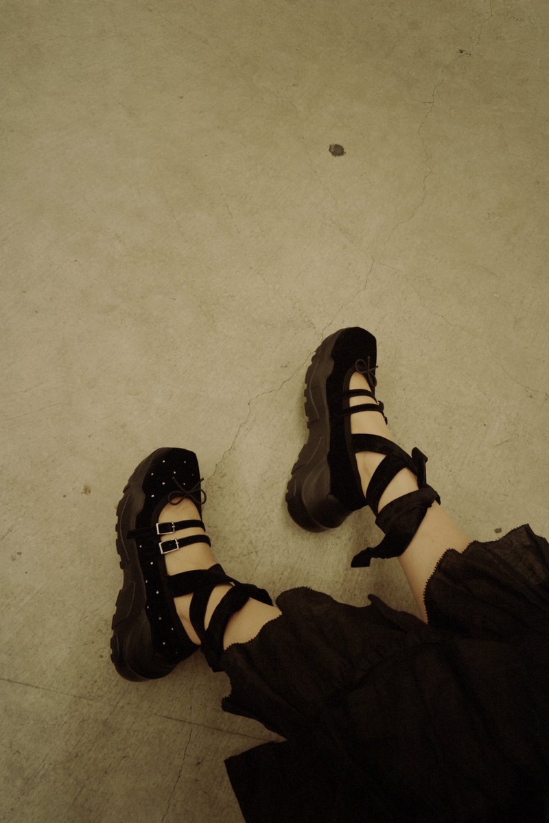 nijihan_'s tweet photo. 冬はベルベット🌙AKIKOAOKIのトウシューズみたいな靴、ラインストーン付きか、プレーンか悩む。。🐈‍⬛ https://t.co/aWVuxpfyVe