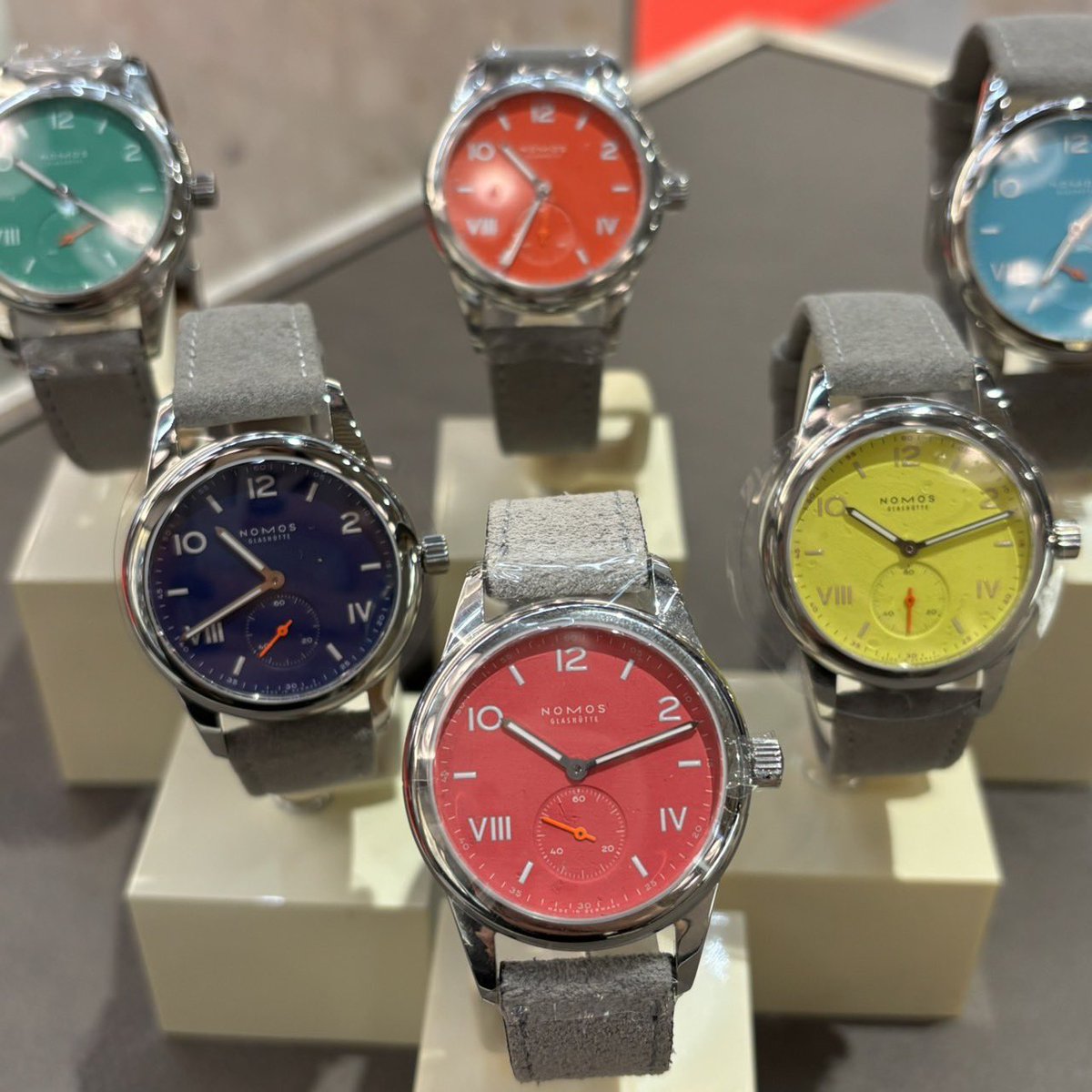 Threecbp's tweet image. 🌟ノモス　カラーダイヤルフェア🌟

ノモスカラーダイアルフェアを開催しております！！

冬になると寒く、雪の心配など少し気分が落ちてしまう事がありますが、カラーダイヤルをつけてテンションを上げていきましょう😆✨

見ているだけでも気分が上がりますね🤭