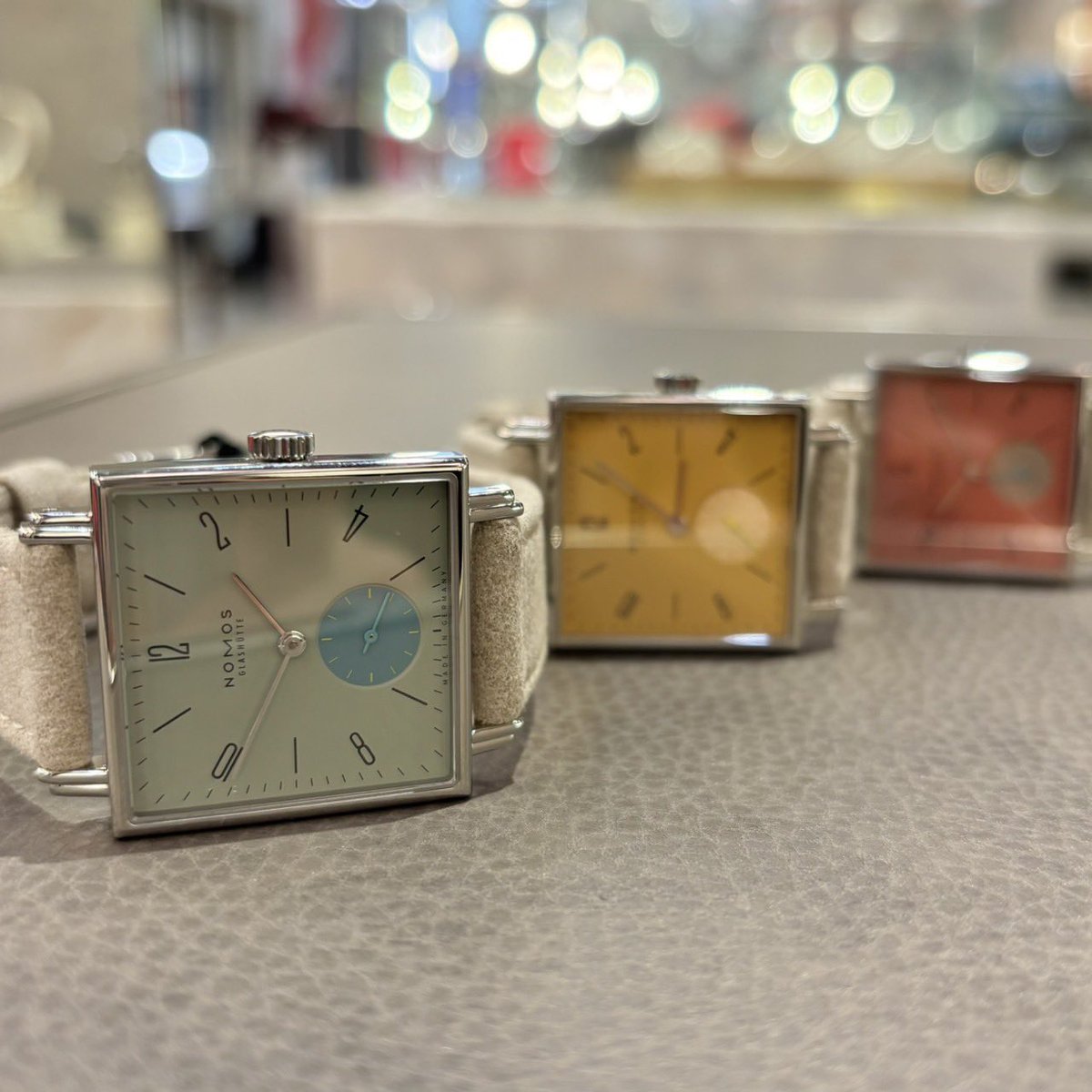 Threecbp's tweet image. 🌟ノモス　カラーダイヤルフェア🌟

ノモスカラーダイアルフェアを開催しております！！

冬になると寒く、雪の心配など少し気分が落ちてしまう事がありますが、カラーダイヤルをつけてテンションを上げていきましょう😆✨

見ているだけでも気分が上がりますね🤭