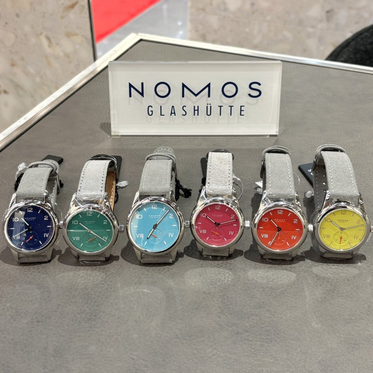 Threecbp's tweet image. 🌟ノモス　カラーダイヤルフェア🌟

ノモスカラーダイアルフェアを開催しております！！

冬になると寒く、雪の心配など少し気分が落ちてしまう事がありますが、カラーダイヤルをつけてテンションを上げていきましょう😆✨

見ているだけでも気分が上がりますね🤭