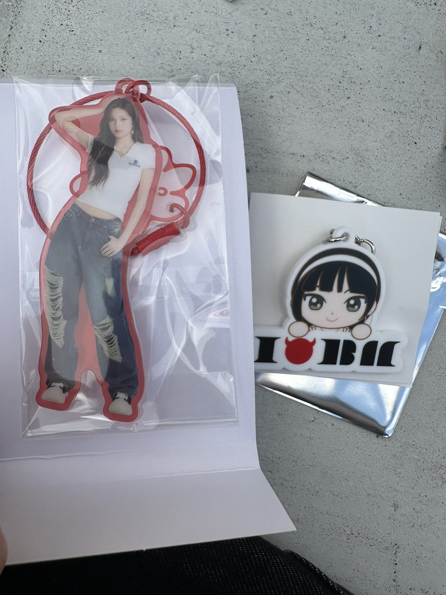 babyrora2's tweet photo. BABYMONSTER アクキーミニキャラランダムアクリルキーホルダー交換
 
求 同種 ローラ
 
譲　チキタ(アクリルキーホルダー)
　　アサ　(ミニキャラランダムアクリルキーホルダー)

12/7の神戸公演2日目での会場交換でお願いします🤲 https://t.co/vCcrfSHXms