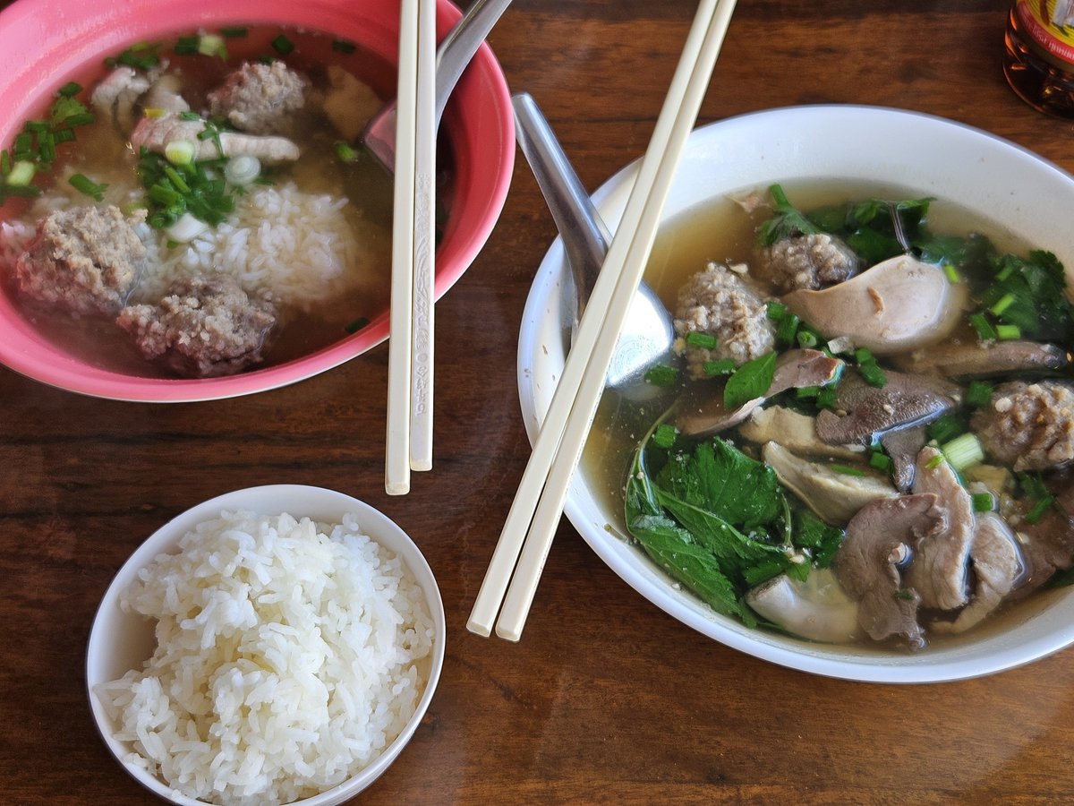 เกาเหลาต้มเลือดหมูยามเช้าหอมกรุ่นเสมอ 🤣

สโลว์ไลฟ์ที่เชียงรายครับ เกือบครึ่งทางของทริปแล้วแฮะ งงเลย

ป.ล. ต้มเลือดหมู แต่ไม่เอาเลือด