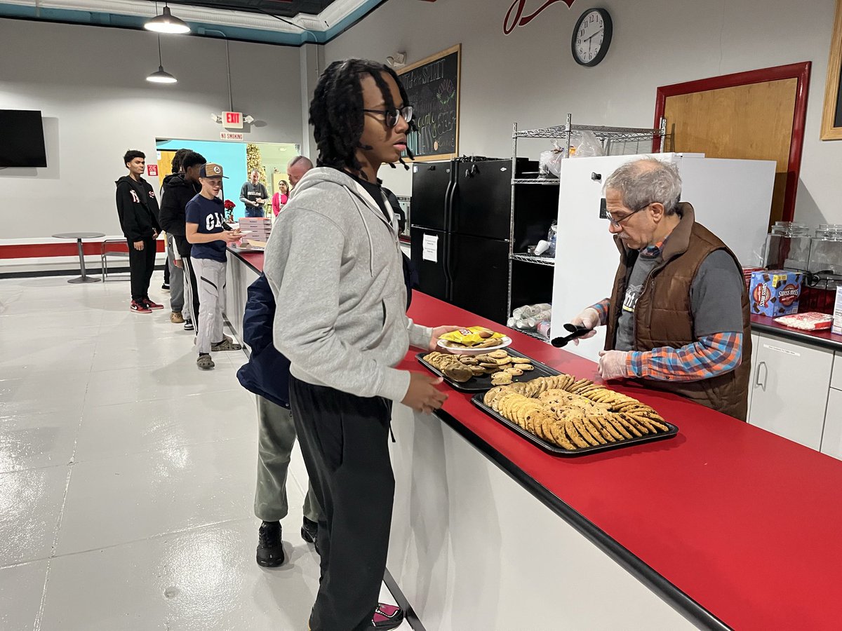 str8st's tweet image. Appreciate the amazing staff and volunteers that faithfully serve. Blessed with  great group tonight. Did not run any buses and blessed as guys found a ride and way to attend this evening.