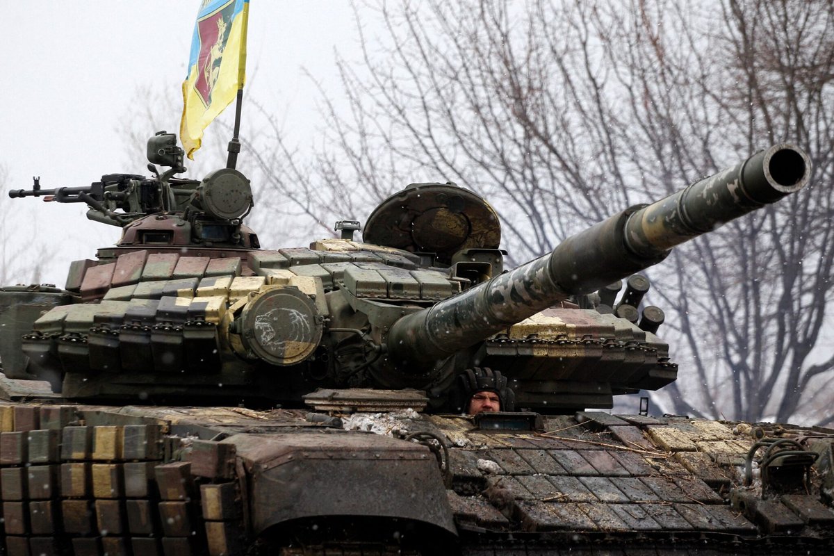 T_90AK's tweet image. Ukrainian T-72AV in the Luhansk Region in the early days of the war. 
Specifically the 9th of March, 2022.
