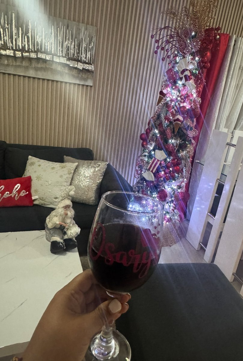 osary15's tweet photo. Y de pronto, casi sin darnos cuenta, se va acabando otro año. Uno que nos enseñó que soltar también es una forma de amar, que no todo lo que se va estaba hecho para quedarse, y que a veces el silencio responde más que cualquier conversación. https://t.co/Lrf7zMIZXI