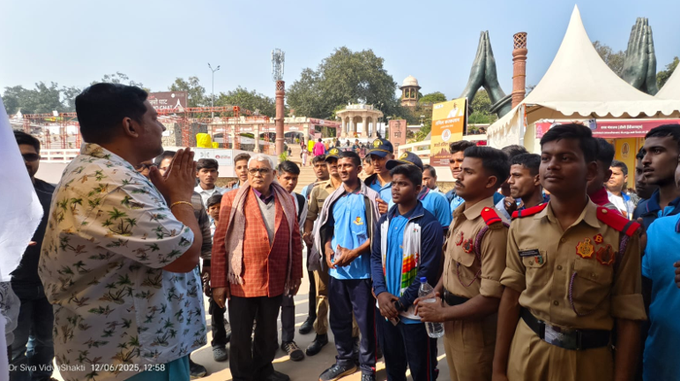 ddsahyadrinews's tweet photo. काशी तमिळ संगमम ४.० अंतर्गत, एका विशेष भाषा सत्रात स्वच्छता कर्मचारी, विद्यार्थी आणि एनसीसी कॅडेट्सना एफएलएन मॉडेल वापरून मूलभूत तमिळ भाषेची ओळख करून देण्यात आली.

"तमिळ करकलम" या थीमसह, ते व्यावहारिक शब्द आणि दैनंदिन संभाषणांवर लक्ष केंद्रित करते. 

#KashiTamilSangamam #Tamil #LanguageLearning