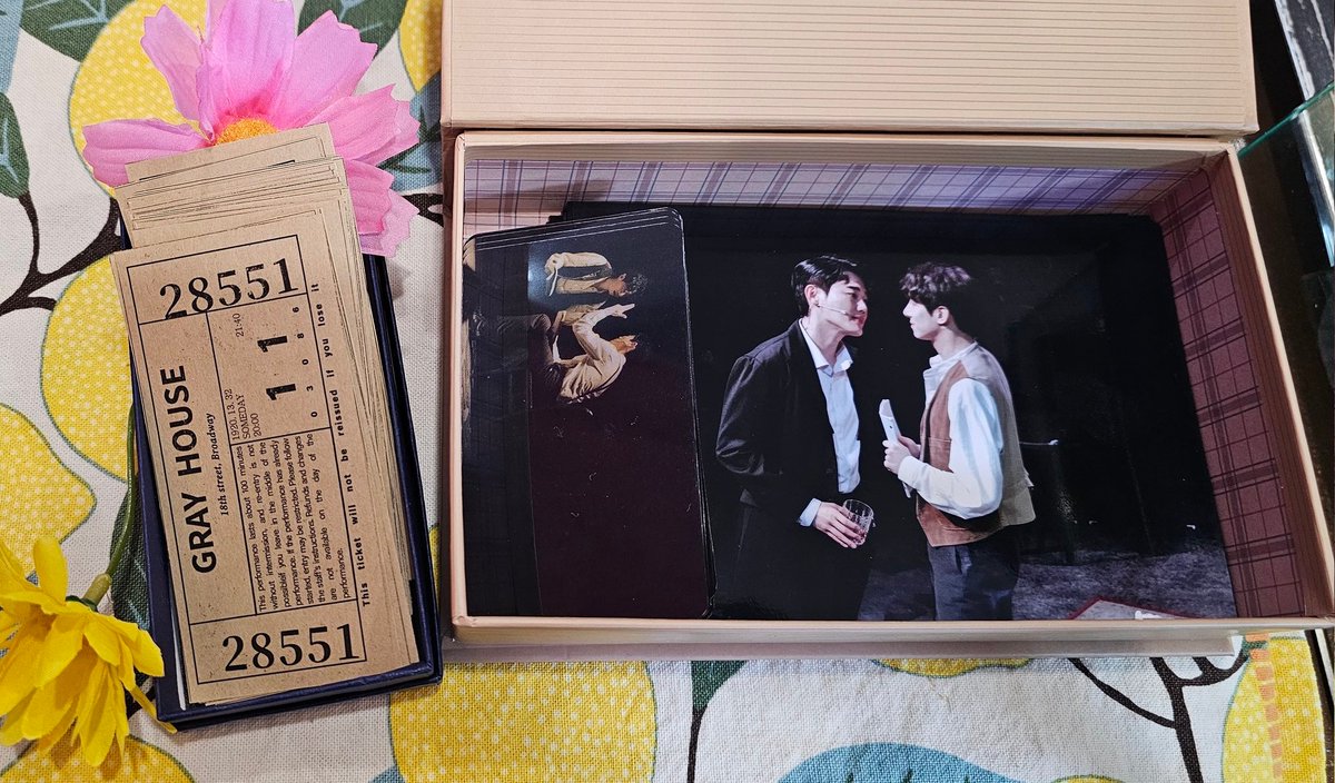 grayhousebread's tweet image. #가판에서_받거나_산_빵
온혜화 변경된 특전 재공지합니다!

왼쪽에 있는 티켓은 자유롭게 가져가시면 되고
빵 구매시 오른쪽 상자에 있는 것 중 1개 선택하시면 됩니다!