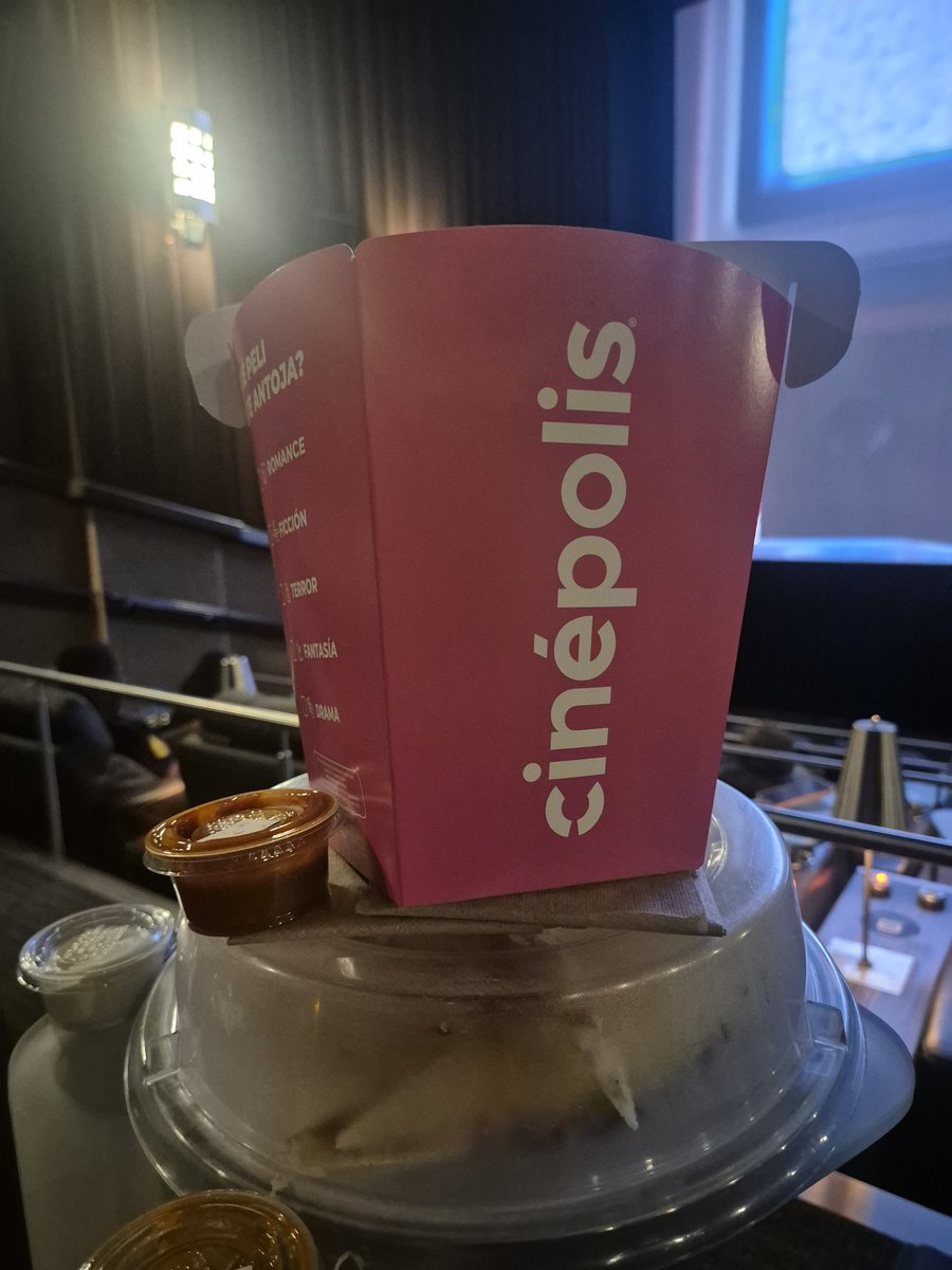 AlexBernaldf's tweet photo. @Cinepolis que onda con tu palomitas grandes qué parecen medianas? La siguiente mejor las compro afuera. https://t.co/SCxPnFc7L5