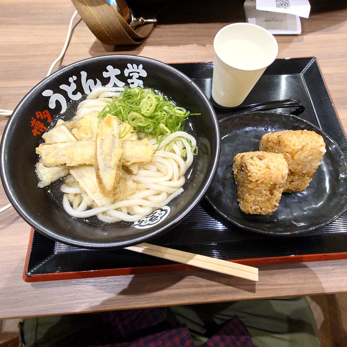 今日のお昼は、ららぽーと福岡でごぼう天うどんとかしわおにぎり！😋