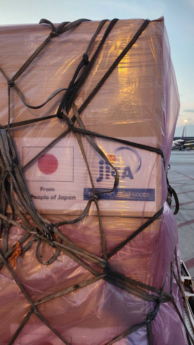 Thainews_PK's tweet photo. 和牛好きのタイ航空機長による緊迫ルポ〜日本からの援助物資輸送の舞台裏〜

(Cr FB Napasoon N-flight)

「本来なら欠航になるはずのフライトだった…
しかしそれは、僕が一生忘れないフライトになった。

時刻表には存在しない特別便。
大型機には食料や医薬品が満載。（続く） https://t.co/zO8fFFzyiO