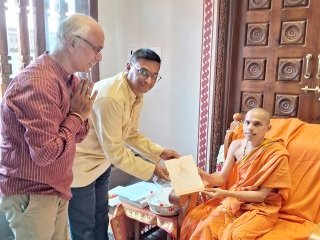 #Shankhnad_Mahotsav_Delhi
Sanatan Rashtra
के लिये सनातनी यो को निमंत्रण !
प.पू. श्रीमद् विद्याधीश तीर्थ श्रीपाद वडेर स्वामीजी को निमंत्रण देते (बाएं से) सनातन के साधक श्री. सुरजीत माथुर एवं श्री. संगम बोरकर
sanatanprabhat.org/hindi/140128.h…