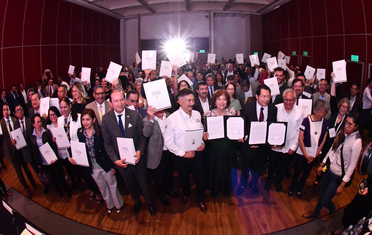 Secihti_Mx's tweet image. La secretaria Secihti @rosauraRuiz4 y el secretario @SEP_mx @mario_delgado firmaron la #DeclaracióndeCuernavaca, con el objetivo de impulsar las innovaciones que existen en el país y vincularlas al desarrollo nacional que impulsa la Presidenta @Claudiashein. 🧵➡️1/6