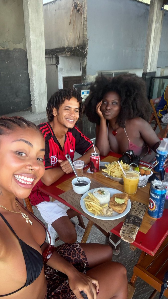 nehemielemal's tweet photo. Moi, Ana et mon copain https://t.co/XGrJxkfBWI