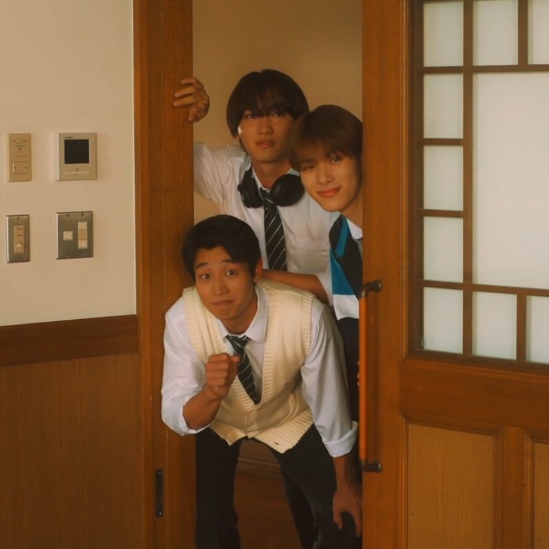 lou1sfiore_'s tweet image. Se o watarai usar branco no ano novo esses três desaparecem 

#SchoolTripJoinedaGroupImNotCloseToEP8 #SchoolTrip