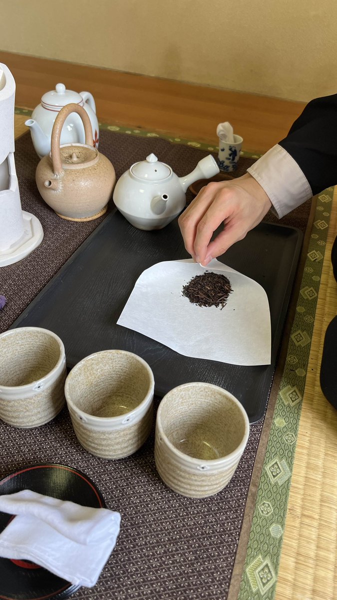 ほうじ茶のお稽古が始まりました。すっかり冬ですね❄️
このお手前では、自分で茶葉を焙じます。茶葉を煎る際の音やふわりと立つ香りで焙じ具合を見極めます。
部屋いっぱいに広がる香ばしい香りに、とても幸せな気分になりました🍵【A. N. 】