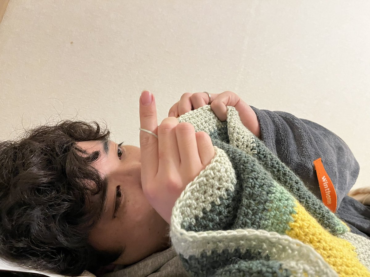 wakamiyaharu's tweet photo. 妻のために、寝ながらもせっせと編み物をしている夫。 https://t.co/yk1M8lS90B