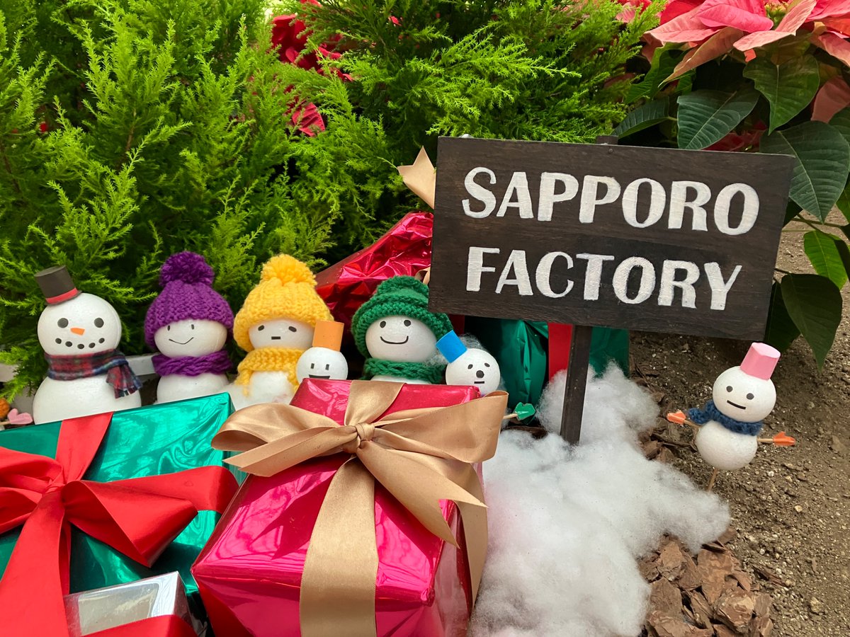 アトリウム の花壇には、ひっそりと並ぶ雪だるまたちが