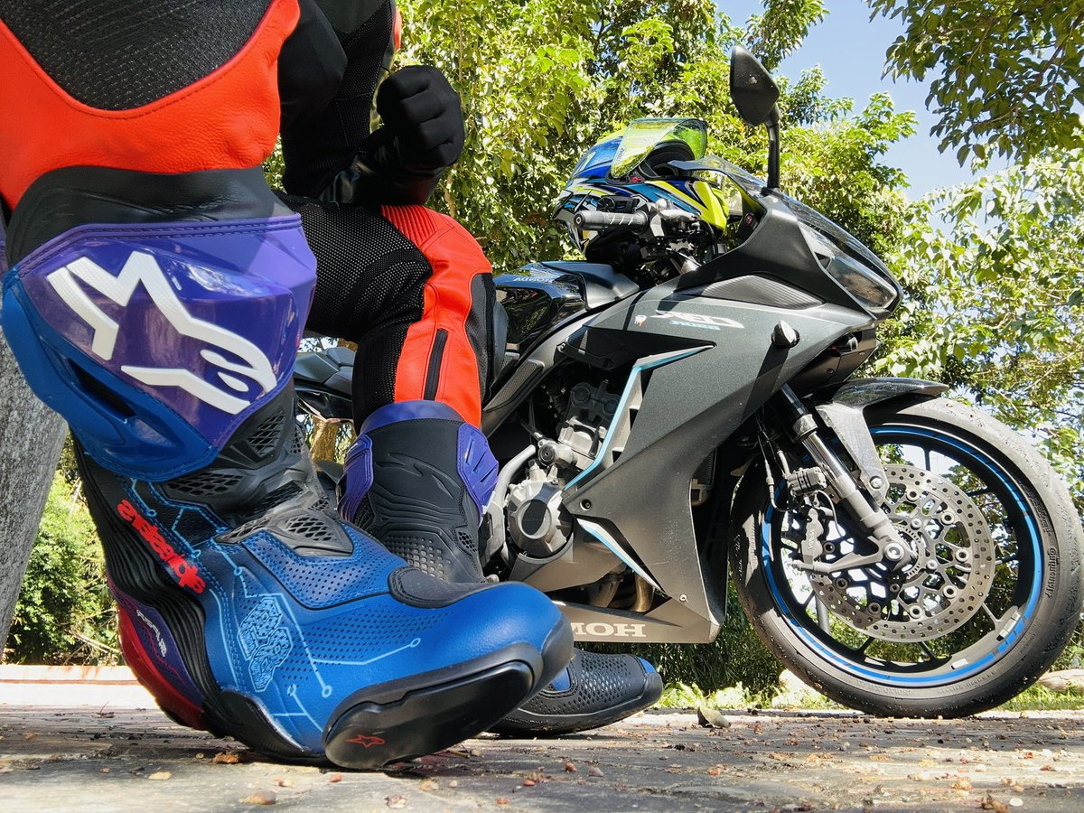 appliedforfun's tweet image. 天氣冷！溫馨提醒～
塞一隻臭襪襪進安全帽，
絕對保暖又提神🐶

#lockedpuppybiker