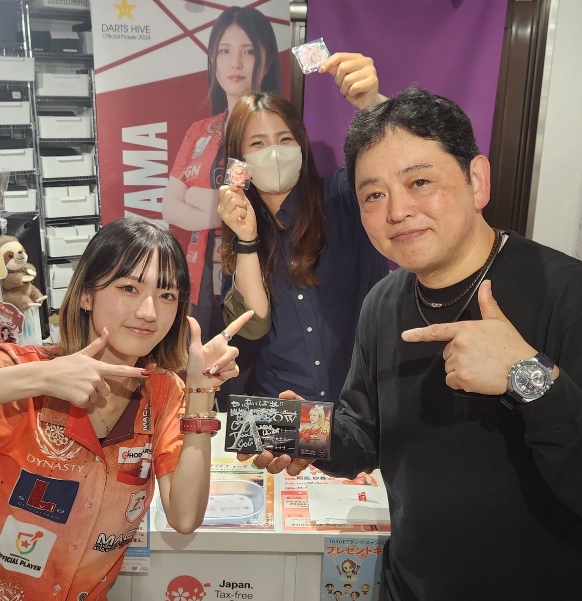 aiba_hideki's tweet photo. 5日金曜日はダーツハイブ新宿靖国通り店さんで阿嘉紗香 プロのイベントデー。予定変更で奇跡の滑り込み。
何度も会場やブースでお見かけしていますがお話するのは初めてでした。
久々に恒例の撮影です。
今回もありがとうございました。
#阿嘉紗香 #ダーツハイブ新宿靖国通り店 #DAYNASTY #Lstyle https://t.co/wdKLlFs81x
