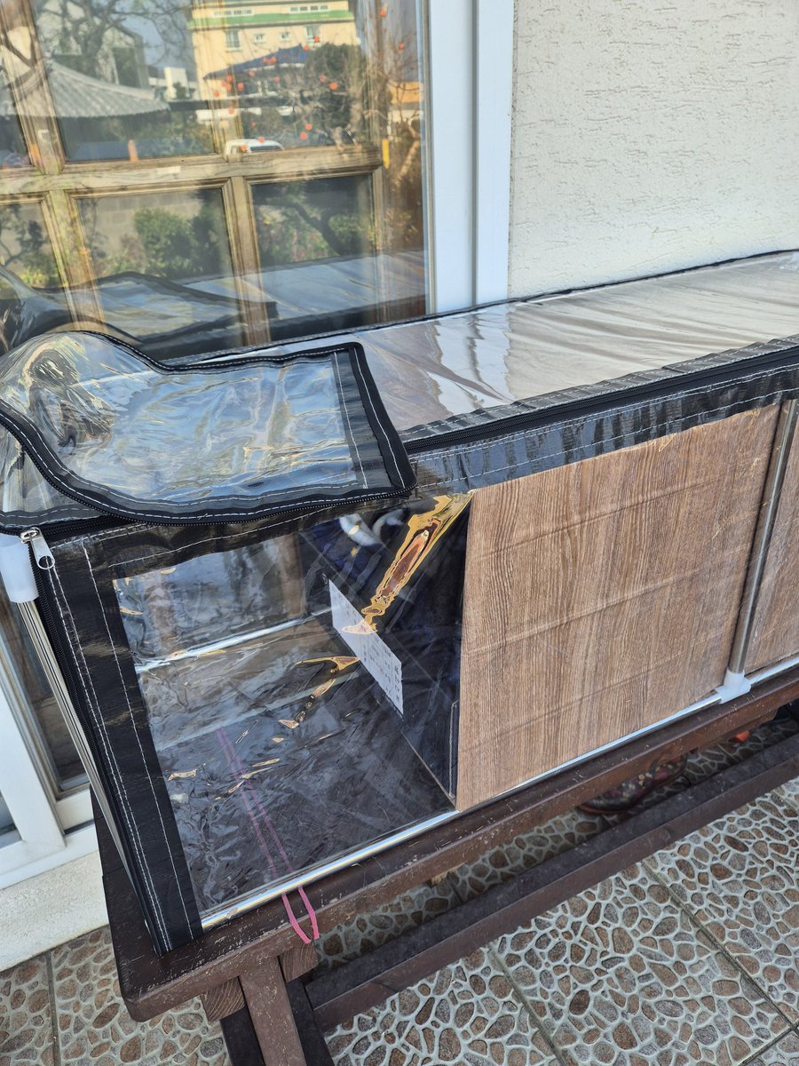 마당아래 만들어준 비닐하우스에는 안들어가고 꼭 마루 문앞에 만들어준데만 들어가서 쿠x을 뒤지고뒤져 해외배송으로 받은 40cmx190cm짜리 비닐 케이스를 둘러주고야말았다...
돈쓴티안나게 집 만들어주느라 돈이 더들고있음( 엄마... 이거만들어준돈이면 야외 길냥이집 3개 샀을거야...)