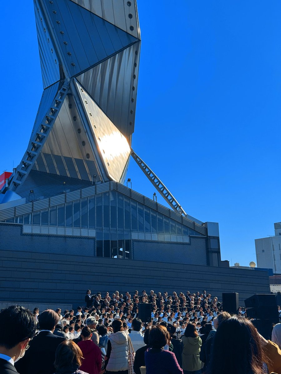 saenonc5's tweet photo. 水戸芸術館広場に300人の第九を聴きに来ました☺︎
生歌の迫力がすごかった…！そして、いよいよ年末の気持ちになってきた… https://t.co/Cxgk2mokcE