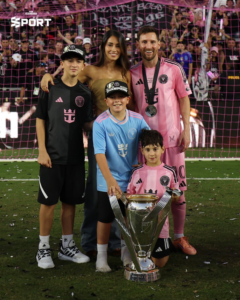 STANDARDsportth's tweet photo. อินเตอร์ ไมอามี่ คว้าแชมป์ MLS Cup 2025 ได้สำเร็จ หลังเอาชนะ แวนคูเวอร์ ไวต์แคปส์ 3-1 ที่ Chase Stadium นับเป็นโทรฟีใหญ่ของอเมริกาใบแรกของสโมสร และเป็นโทรฟีใบที่ 47 ตลอดอาชีพค้าแข้งของเมสซี่ ในวัย 38 ปีอีกด้วย
#TheStandardSport #InterMiami #LionelMessi #MLS #MLSCup2025 https://t.co/tyRl8YARvw