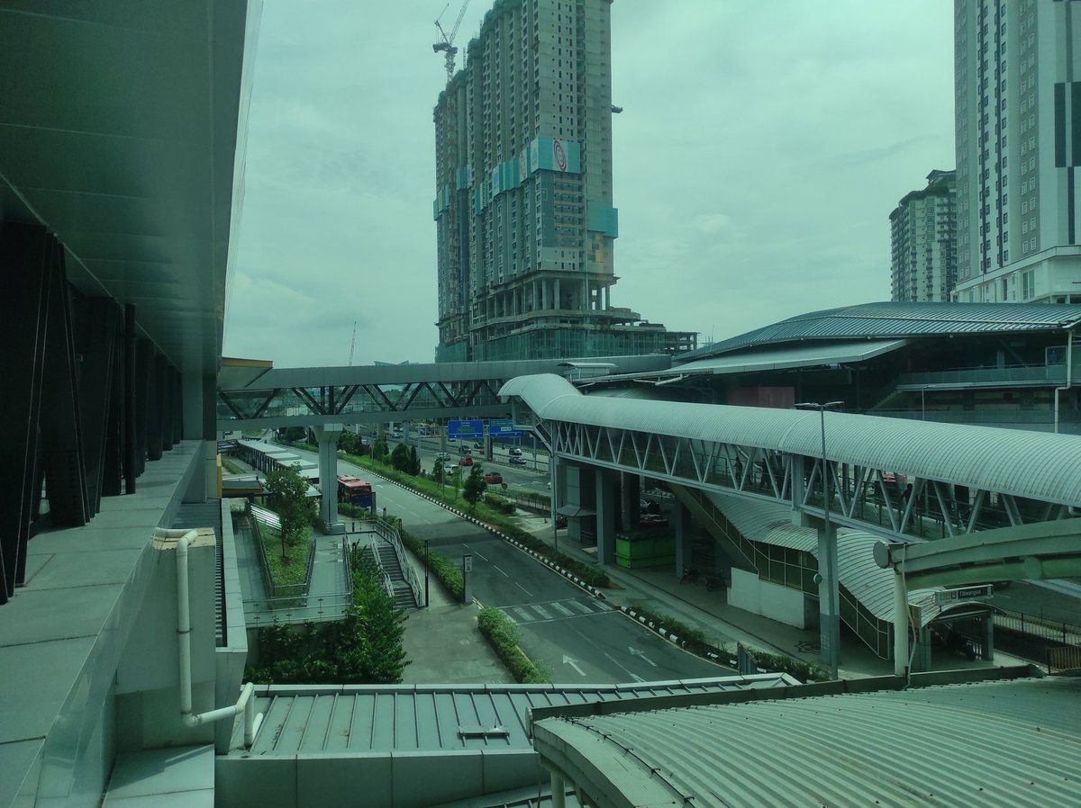 Balik Jakarta dari KL langsung membandingkan moda transportasi umumnya, dan jujur kerasa banget perbedaannya di kapasitas stasiunnya.

Stasiun di KL kerasa spacious dan lapang banget, seolah emang udah dirancang untuk nampung demand yang besar. Gate banyak dan tersebar di semua