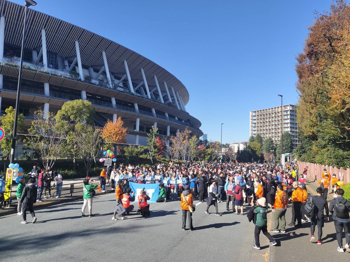 FIT_For_Charity's tweet photo. 1ｋmウォーク、今年は1,000人以上が参加されています！スタート合図は今年のFITチャリティ・ランで一番多くの寄付を集めてくださったMUFGの企業代表者様です！

#fitforcharity https://t.co/29eeH4390Z