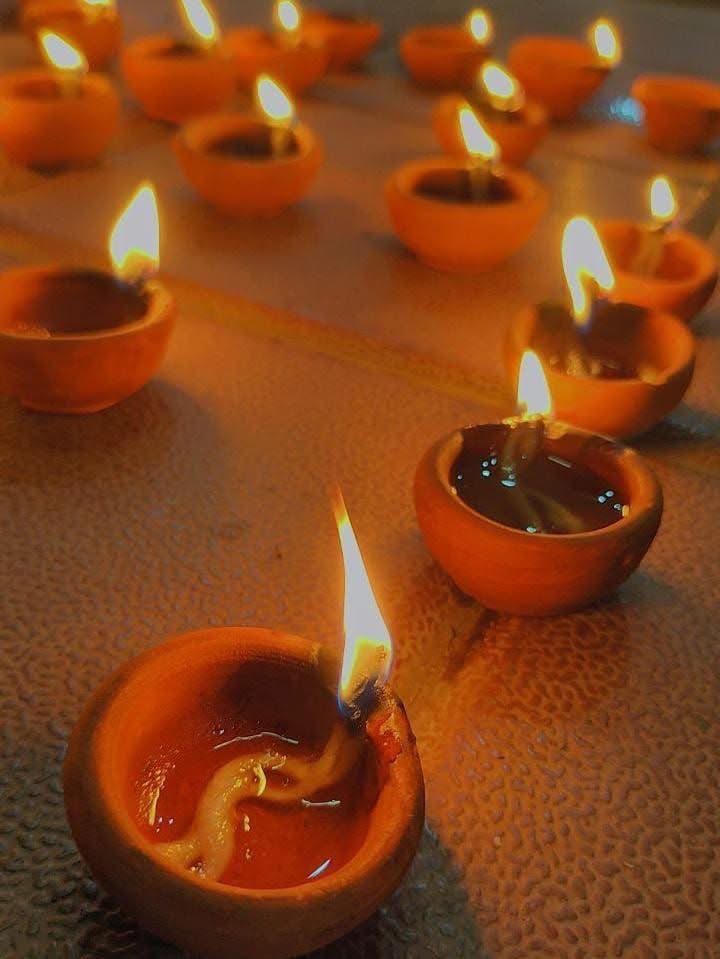 اللہ والوں کی صحبت اختیار کریں کیونکہ ان کے دل روشن چراغوں کی مانند ہوتے ہیں
وہ اندھیروں سے نکال کر روشنی کی طرف لے جاتے ہیں۔
صبح بخیر