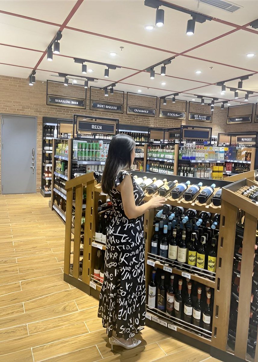 Alua83637726's tweet image. Sometimes choosing the vintage takes longer than choosing the adventure. Deciphering bottles, making memories