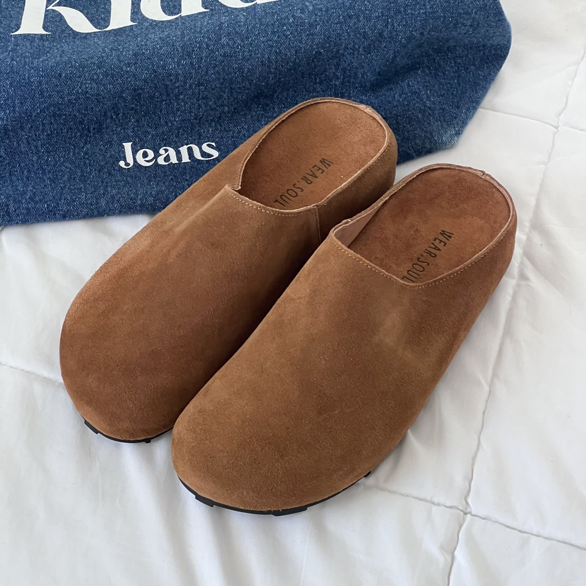nchdaq's tweet photo. คู่แรกที่ใส่มาเป็นปี ใส่จนเริ่มถลอก ใส่คุ้มม้าก suede leather clogs ร้าน wearsoul ใส่กับยีนส์เข้ามากๆ เป็นหนังกลับที่พื้นไม่นุ่มแต่ไม่ปวดเท้าเลยงงไหม ทรงสวมง่ายๆเลย ใส่กับถุงเท้าก็น่ารัก มี 2 สี🦊🧸 https://t.co/xfocz3OhJz https://t.co/IIiacA7344