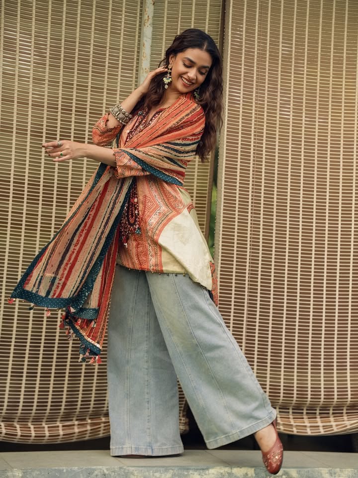 viralvideos16's tweet photo. π― #KeerthySureshThread
#Actress #KeerthySuresh New Look https://t.co/z7Q6wxVcYq