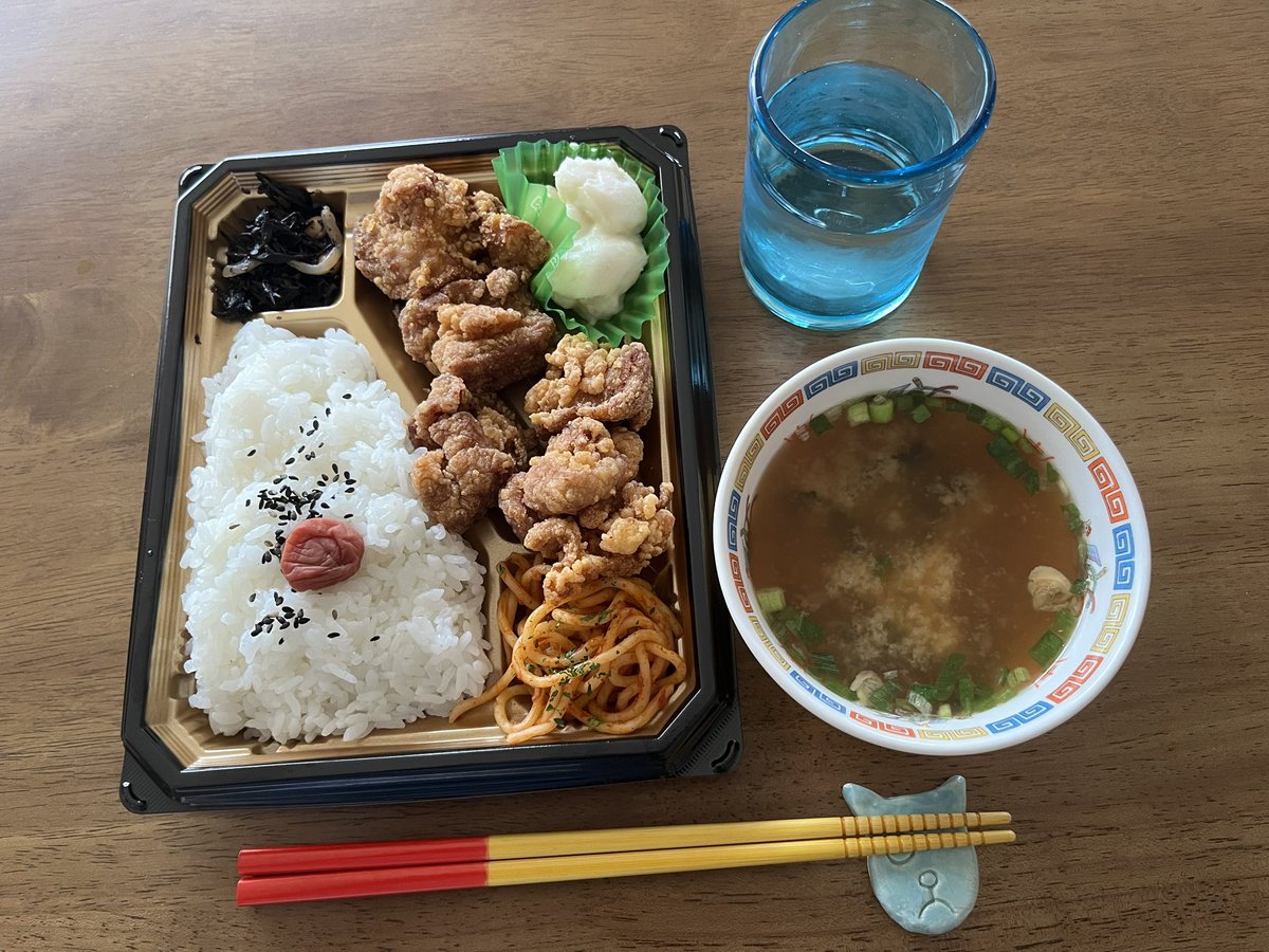 tabi_asia's tweet photo. 2025/12/07のランチ🍽️
🥢若鶏の唐揚げ弁当
🥢しじみみそ汁

12月も1週間が経ち今年も残り少なくなりました。来年の干支は丙午ということで、ものぐさ妻が馬の焼き物をたくさん持って帰っていました。

#ブログ更新しています #ものぐさ夫婦のブログ #ものぐさ旅食べ https://t.co/nHI3i8Qy6R