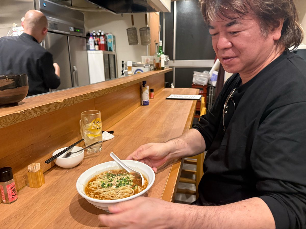 そして(笑)
昨日はもう3年近く毎月2回僕のギター教室に通ってくれてる横浜吉野町の居酒屋🏮(夜な夜な)の大将のもとへ晩御飯。
店内はブルースロックナンバーが流れてる居心地の良い空間！
美味しかった！
#夜な夜な
#居酒屋
#横浜吉野町