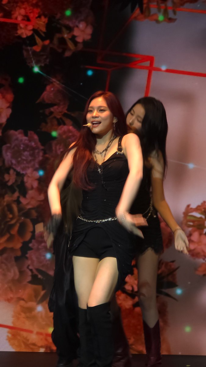 rengkkyu's tweet photo. 251207 소원 팬미팅 1회차 2025 KIM SO WON FANMEETING [韶情]

속보)엄지 깜짝출연

#여자친구 #GFRIEND #소원 #김소원 #김소정 #SOWON #KIMSOWON #HAPPY_SOWON_DAY #VIVIZ #비비지 #UMJI #엄지 https://t.co/QY1bPdb1kb