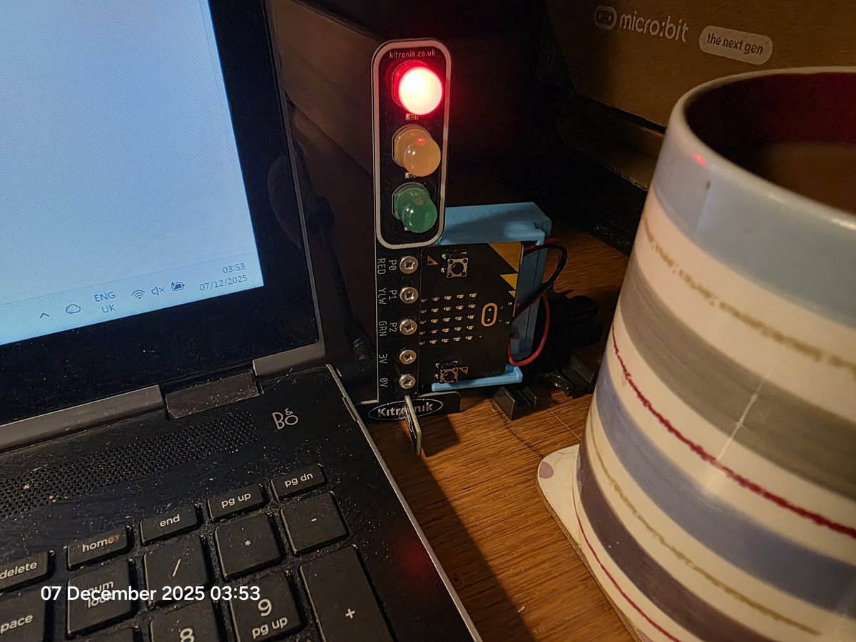 TsuiAllen's tweet image. Good #morningmugshot Today's #StuffOffMyDesk offering is inspired by @Snotlady5 asking about @Forward__EDU products. Their #CHARGE battery pack paired with @Kitronik @microbit_edu #STOPBit creates breadboard and solder free simple LED  programmable circuit challenge for Year 5s.