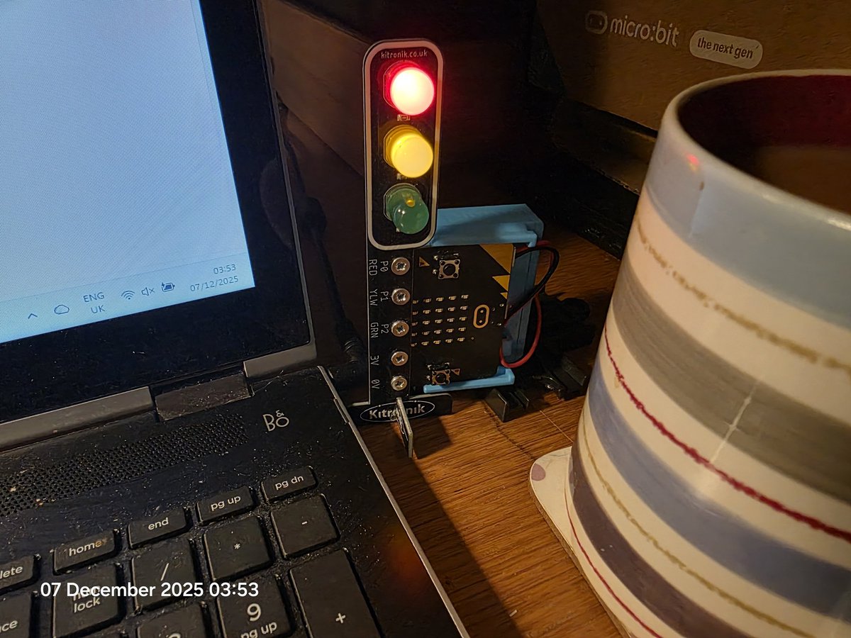 TsuiAllen's tweet image. Good #morningmugshot Today's #StuffOffMyDesk offering is inspired by @Snotlady5 asking about @Forward__EDU products. Their #CHARGE battery pack paired with @Kitronik @microbit_edu #STOPBit creates breadboard and solder free simple LED  programmable circuit challenge for Year 5s.