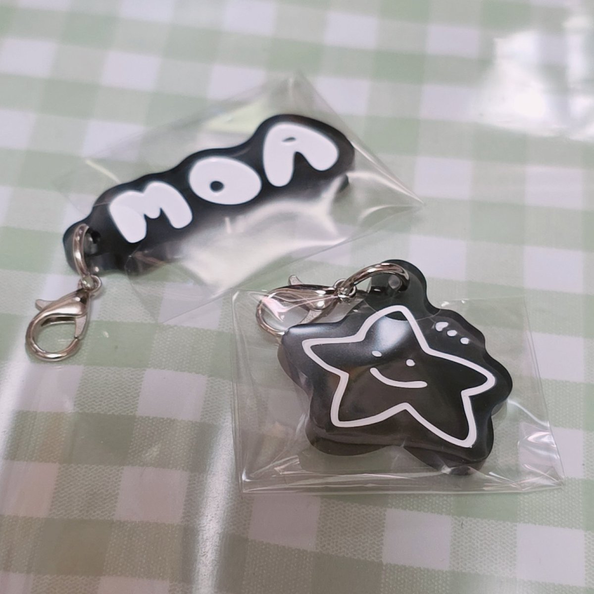 chautb51's tweet image. ゆる募
郵送になっちゃうし、名前の方のチャームじゃないけど、フォロワーさんで
アクリルチャームほしい人いたら連絡くださいまし。