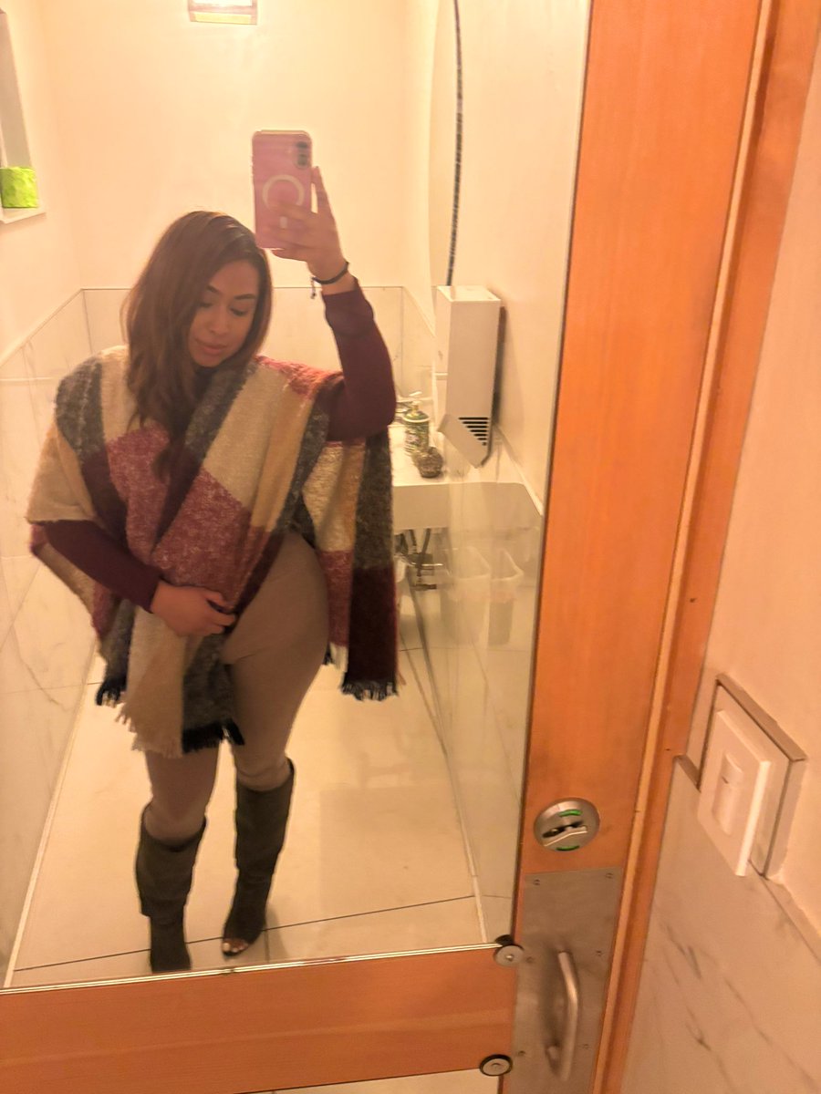 cchhaance's tweet photo. Fall Outfit check 🌪️#hipsdontlie https://t.co/jpkhFohhCD