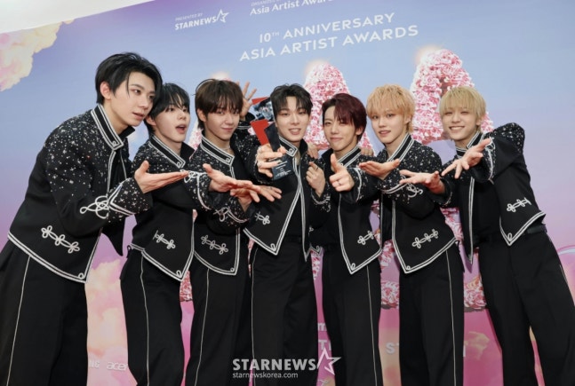 fnfent_official's tweet photo. [📰] 아홉, 데뷔 첫 'AAA' 참석 이어 '베스트 뉴 아티스트' 수상 겹경사.."더 높이 올라가겠다"

🔗 https://t.co/B40keeTV0K

#AHOF #아홉 https://t.co/NVDNYT1RV4