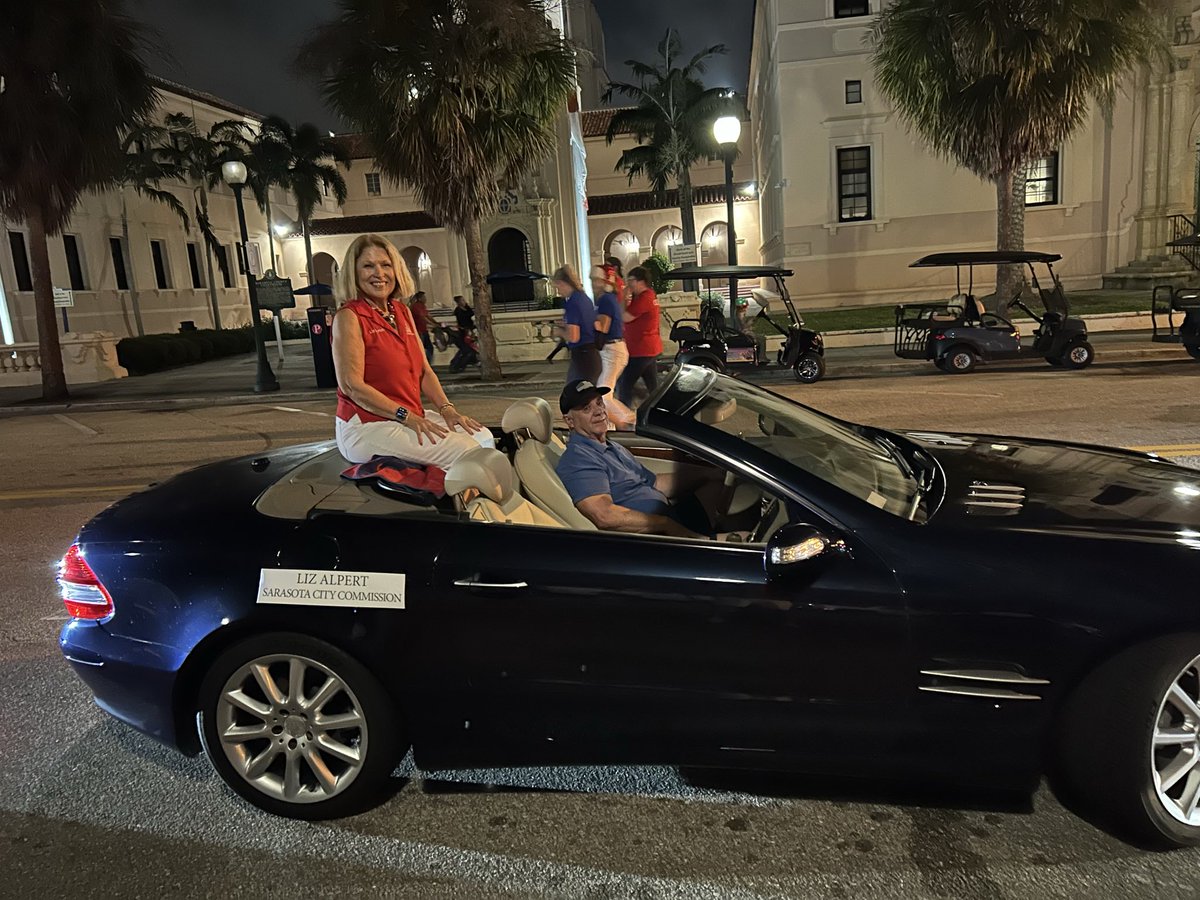 LizAlpert's tweet photo. Sarasota Holiday Parade! https://t.co/FtQfb90ofB